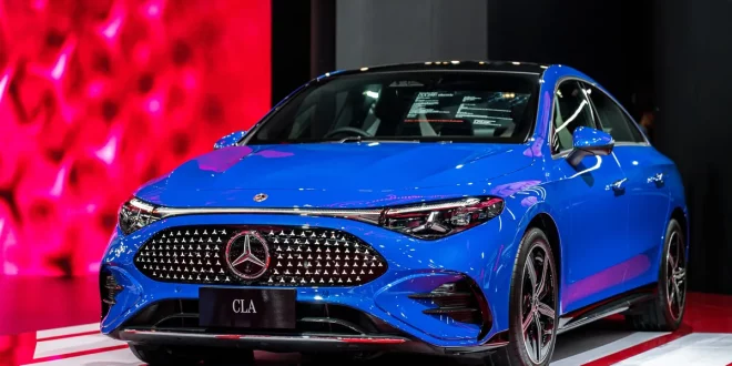 Mercedes-Benz CLA 250+ 2026 สีฟ้า มุมด้านหน้าเฉียง