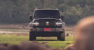 GWM Tank 300 Ultra 2WD (2025) มุมหน้าตรงเต็มคัน รุ่นขับเคลื่อนสองล้อที่น้ำหนักเบากว่ารุ่นขับเคลื่อนสี่ล้อ 125 กก. ให้ความกระฉับกระเฉงและประหยัดน้ำมันมากขึ้นโดยยังคงอุปกรณ์อำนวยความสะดวกครบครัน