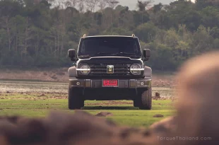 GWM Tank 300 Ultra 2WD (2025) มุมหน้าตรงเต็มคัน รุ่นขับเคลื่อนสองล้อที่น้ำหนักเบากว่ารุ่นขับเคลื่อนสี่ล้อ 125 กก. ให้ความกระฉับกระเฉงและประหยัดน้ำมันมากขึ้นโดยยังคงอุปกรณ์อำนวยความสะดวกครบครัน