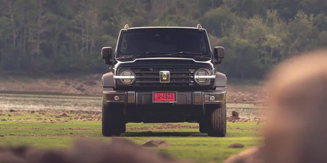 GWM Tank 300 Ultra 2WD (2025) มุมหน้าตรงเต็มคัน รุ่นขับเคลื่อนสองล้อที่น้ำหนักเบากว่ารุ่นขับเคลื่อนสี่ล้อ 125 กก. ให้ความกระฉับกระเฉงและประหยัดน้ำมันมากขึ้นโดยยังคงอุปกรณ์อำนวยความสะดวกครบครัน