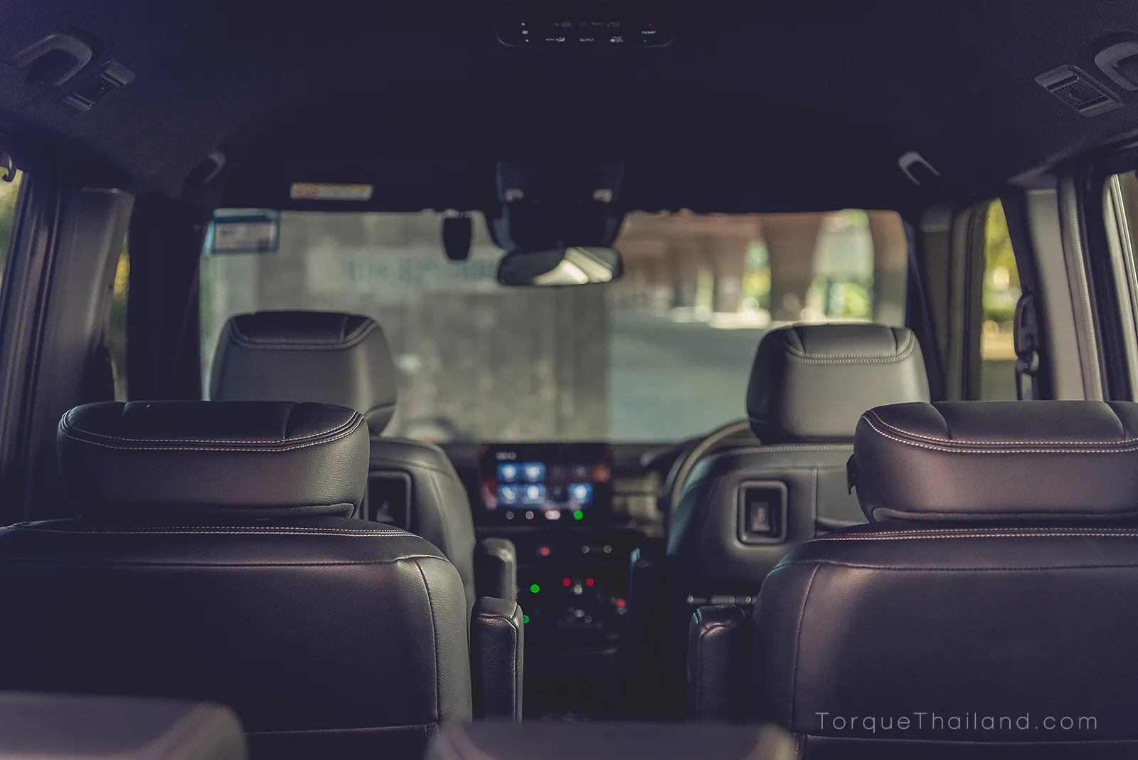 มุมมองจากตำแหน่งผู้โดยสารแถวที่สามที่มองทะลุไปหน้ารถผ่านเบาะแถวที่สองและหนึ่งซึ่งออกแบบมาเพื่อช่วยลดอาการเมารถ