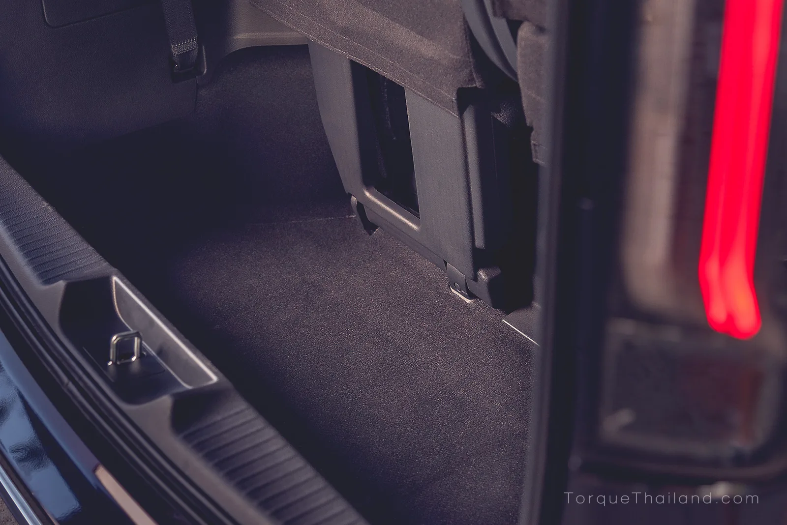 ช่องเก็บสัมภาระใต้พื้นห้องโดยสารตอนท้ายสำหรับเก็บสิ่งของหรือใช้เพื่อพับเก็บเบาะแถวสามให้ราบกับพื้น