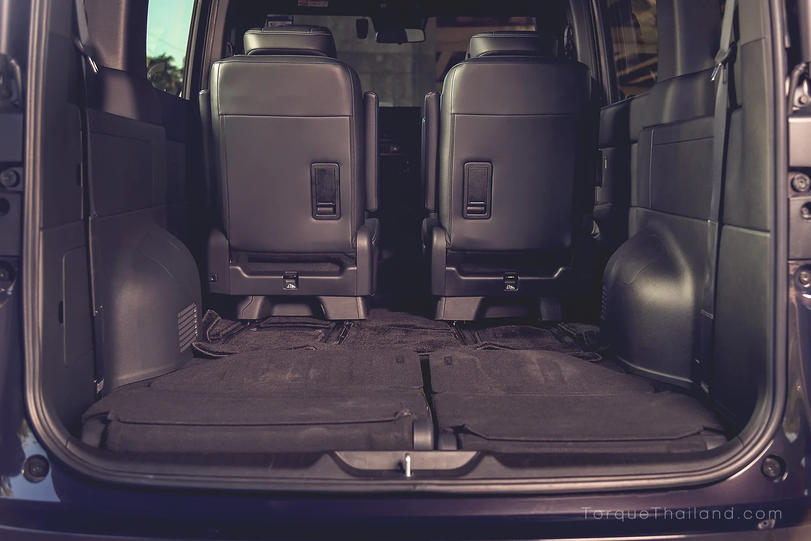 พื้นที่บรรทุกสัมภาระท้ายรถเมื่อพับเบาะแถวสามลง ซึ่งสามารถขยายความจุได้สูงสุด 1,395 ลิตร เมื่อเลื่อนเบาะแถวสองไปด้านหน้าสุด