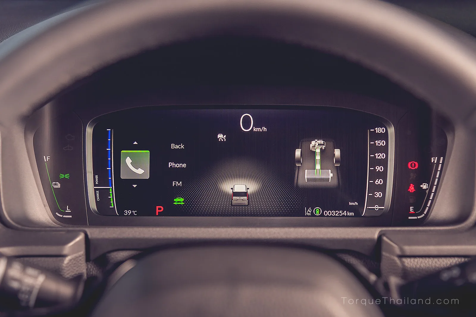 จอแสดงผลสำหรับผู้ขับขี่ขนาด 10.2 นิ้ว ที่แบ่งสัดส่วนการแสดงข้อมูลระบบความบันเทิงและระบบช่วยเหลือการขับขี่แยกออกจากกัน