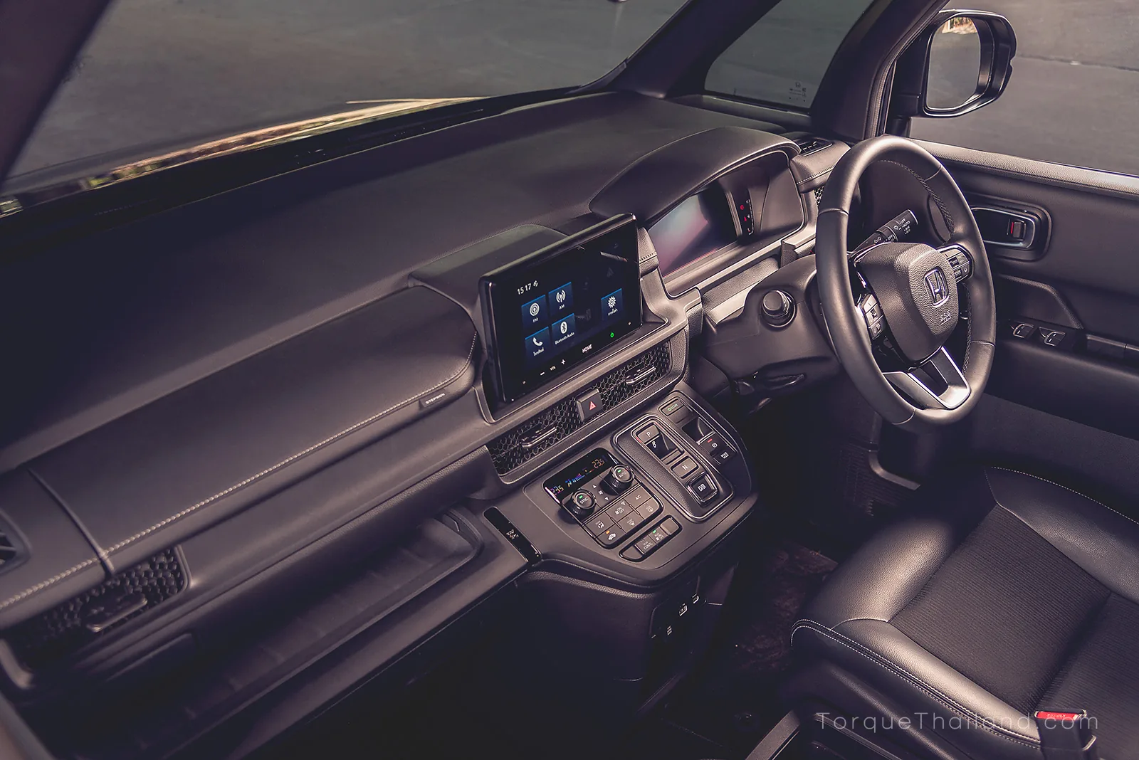 แผงแดชบอร์ดภายในห้องโดยสารที่ออกแบบให้ปุ่มควบคุมชุดเกียร์และระบบปรับอากาศอยู่ในตำแหน่งที่เอื้อมใช้งานได้สะดวกตามหลักสรีรศาสตร์