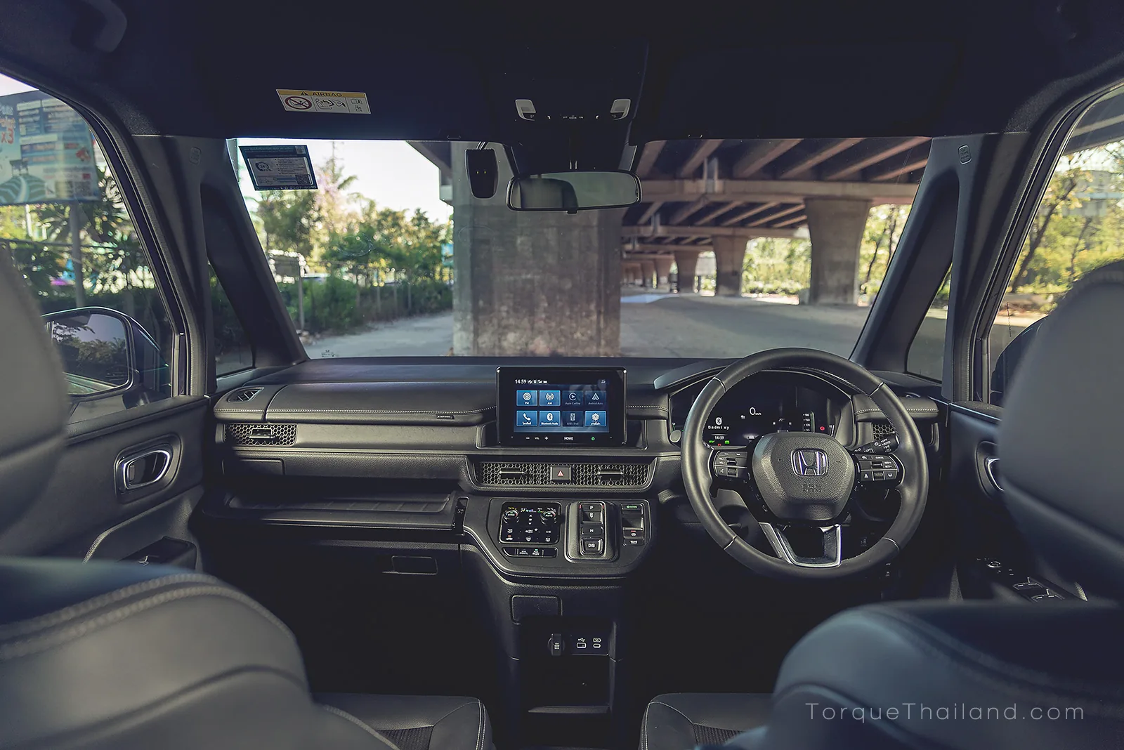 มมองจากห้องโดยสารส่วนหน้าที่แสดงทัศนวิสัยกระจกรอบคันและการออกแบบเสา A เพื่อลดจุดอับสายตาขณะเลี้ยวที่ทางแยก