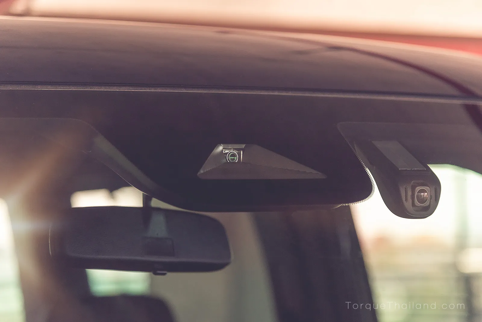 กล้องของระบบ Honda SENSING บริเวณกระจกบังลมหน้าสำหรับตรวจจับและประมวลผลข้อมูลของระบบช่วยเหลือผู้ขับขี่แบบ ADAS