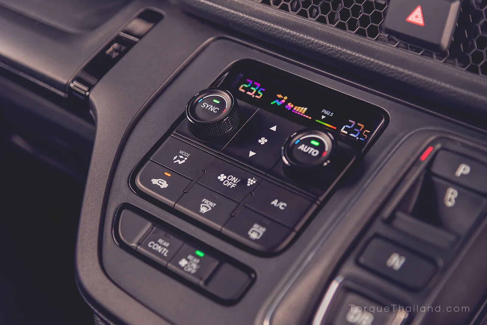 แผงควบคุมระบบปรับอากาศตอนหน้าซึ่งมีเซนเซอร์ตรวจวัดค่าฝุ่นละออง PM2.5 ในห้องโดยสาร