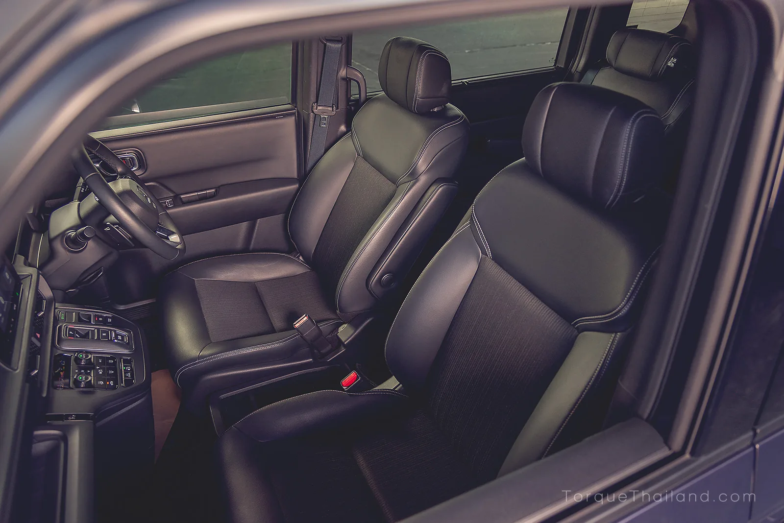 เบาะนั่งคู่หน้าที่จัดวางในตำแหน่งสูงสไตล์ Minivan เพื่อให้ผู้ขับขี่มองเห็นทัศนวิสัยโดยรอบได้ชัดเจน