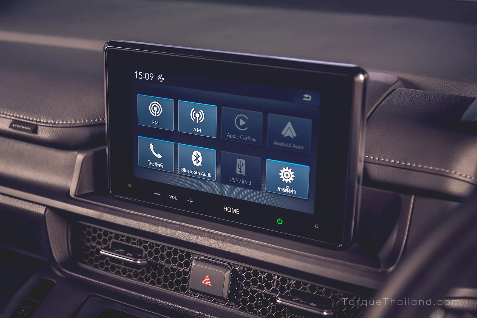 หน้าจอแสดงผลส่วนกลางแบบสัมผัสขนาด 8 นิ้ว ที่รองรับการเชื่อมต่อ Apple CarPlay และ Android Auto ผ่านระบบเสียบสาย