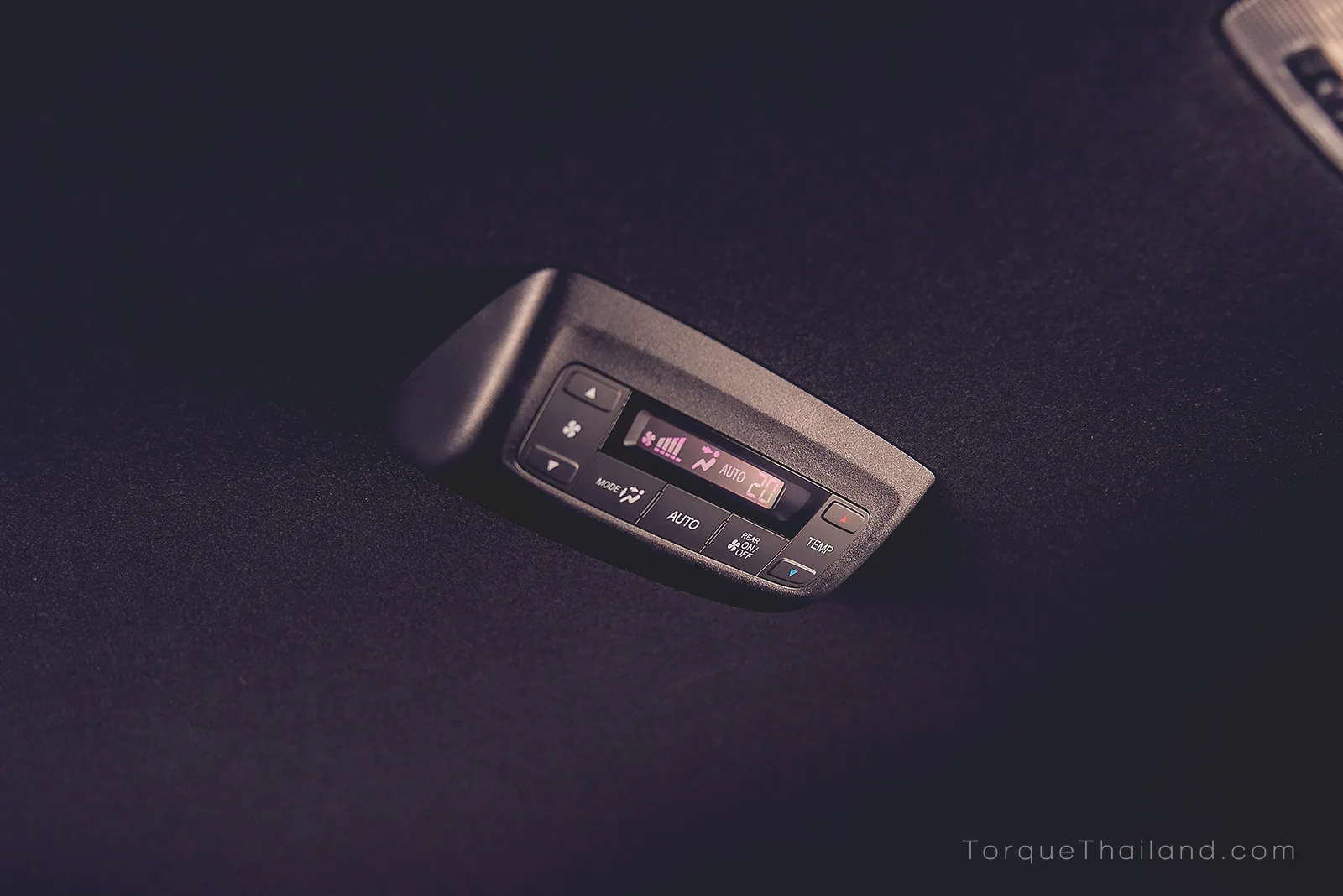 แผงควบคุมระบบปรับอากาศตอนหลังติดตั้งบนเพดานรถสำหรับผู้โดยสารแถวที่สองและแถวที่สาม