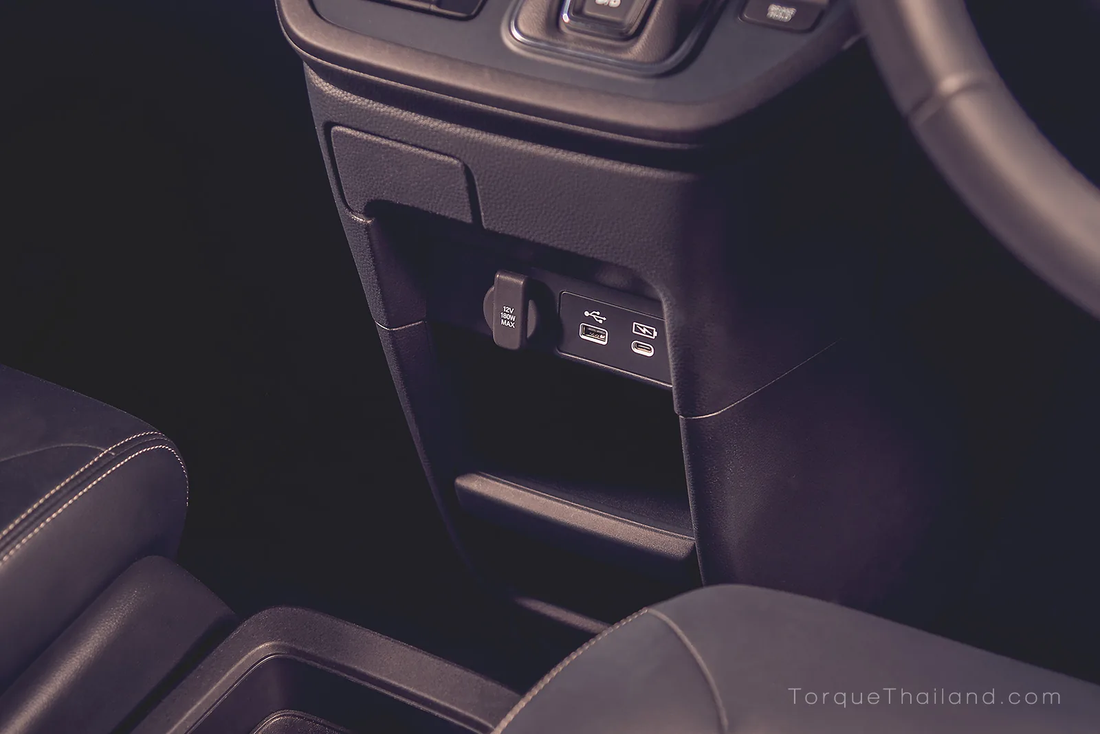 จุดเชื่อมต่อ USB สำหรับจ่ายไฟและเชื่อมต่อสมาร์ทโฟน พร้อมช่องจ่ายกระแสไฟฟ้า 12V บริเวณด้านล่างของคอนโซลกลาง