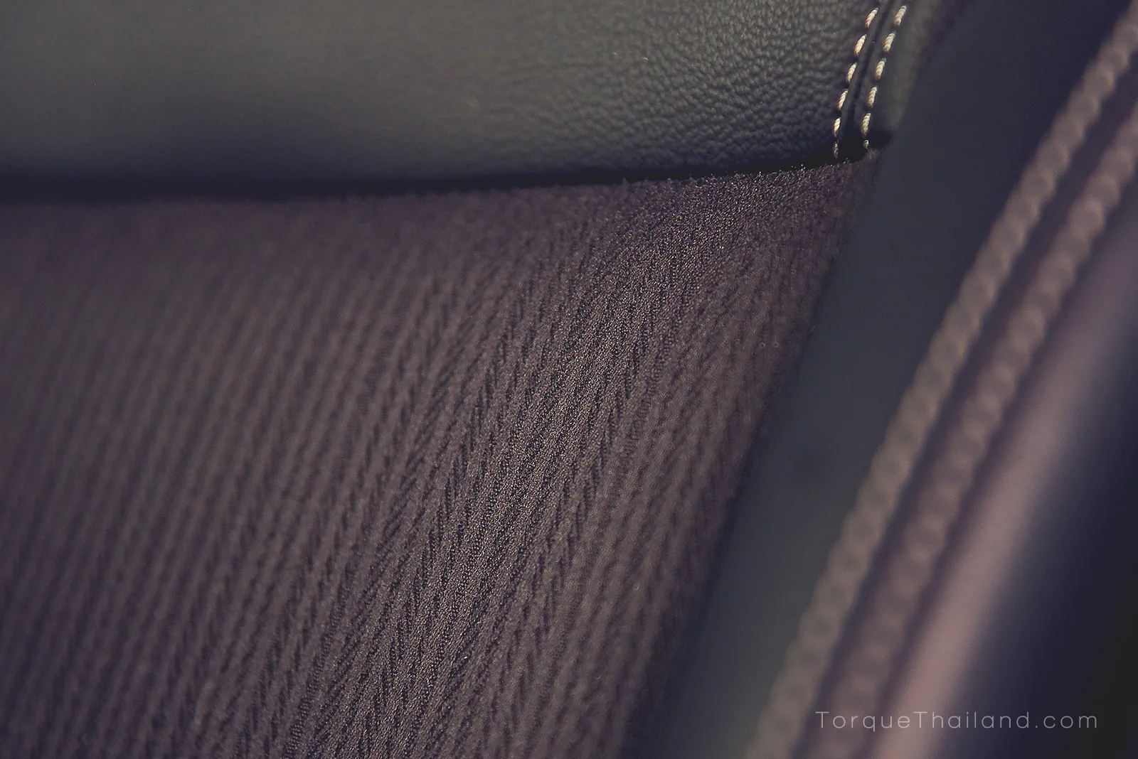 รายละเอียดของผ้าหุ้มเบาะนั่งเทคโนโลยี FABTECT ที่มีคุณสมบัติในการสะท้อนน้ำและน้ำมัน