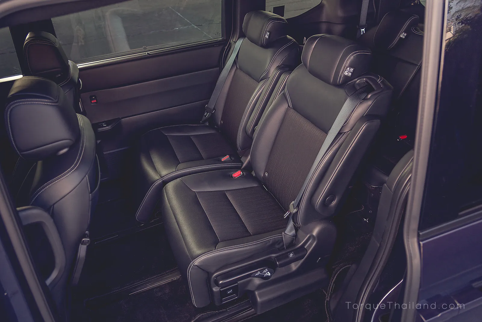 การปรับเบาะนั่งแถวที่สองให้ชิดกันและเลื่อนมาด้านหน้าสุดเพื่อความสะดวกในการดูแลเด็กจากตำแหน่งคนขับและการเข้าออกเบาะแถวสาม