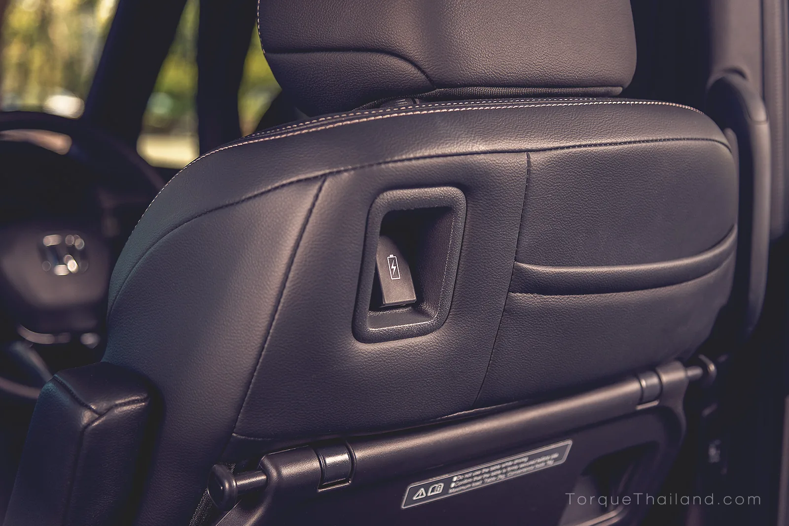 ช่องเชื่อมต่อ USB สำหรับชาร์จไฟและช่องเก็บโทรศัพท์มือถือบริเวณหลังพนักพิงเบาะนั่งคู่หน้า