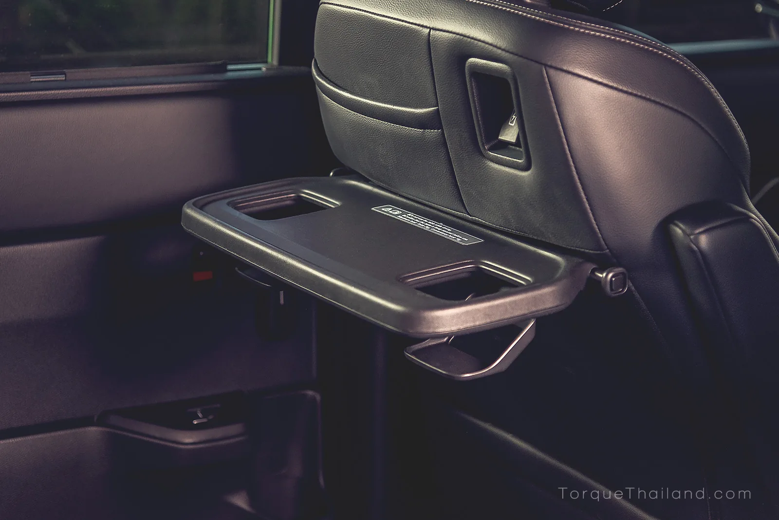 ถาดวางของอเนกประสงค์แบบพับเก็บได้บริเวณหลังพนักพิงเบาะคู่หน้าสำหรับผู้โดยสารแถวที่สอง