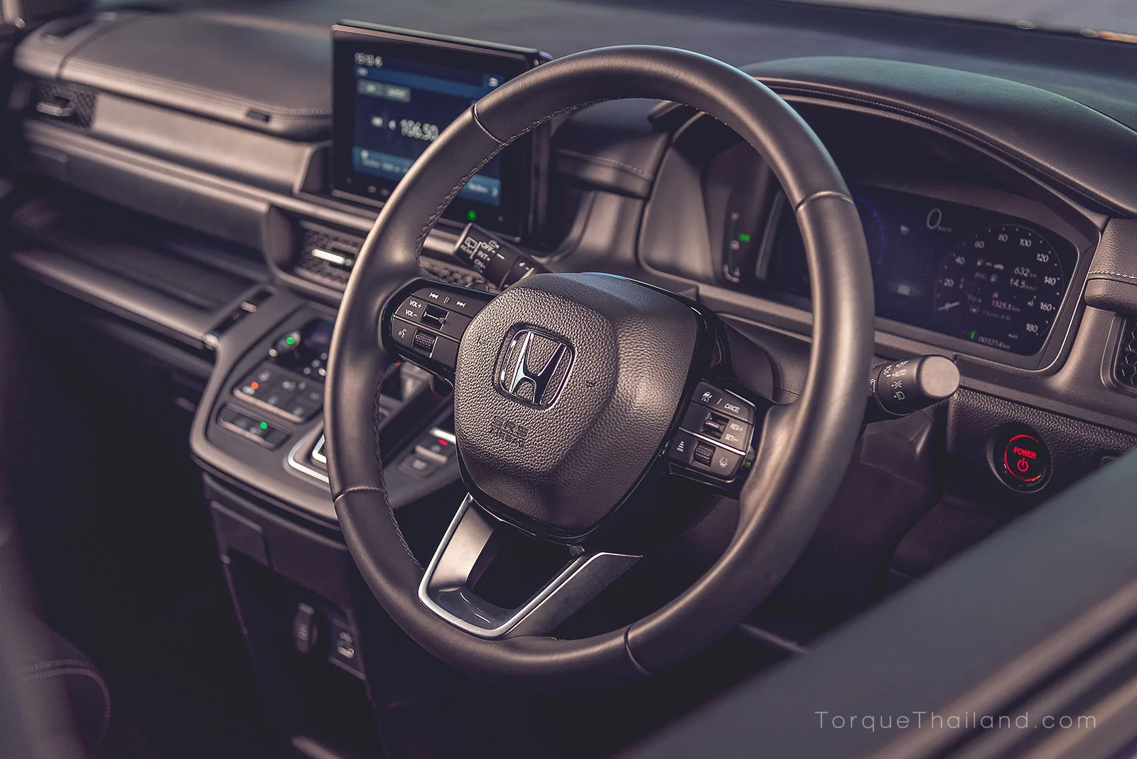 พวงมาลัยรถยนต์ที่ออกแบบหน้าตัดวงพวงมาลัยให้แตกต่างกันตามตำแหน่งการจับเพื่อรองรับทั้งการขับในเมืองและการเดินทางไกล