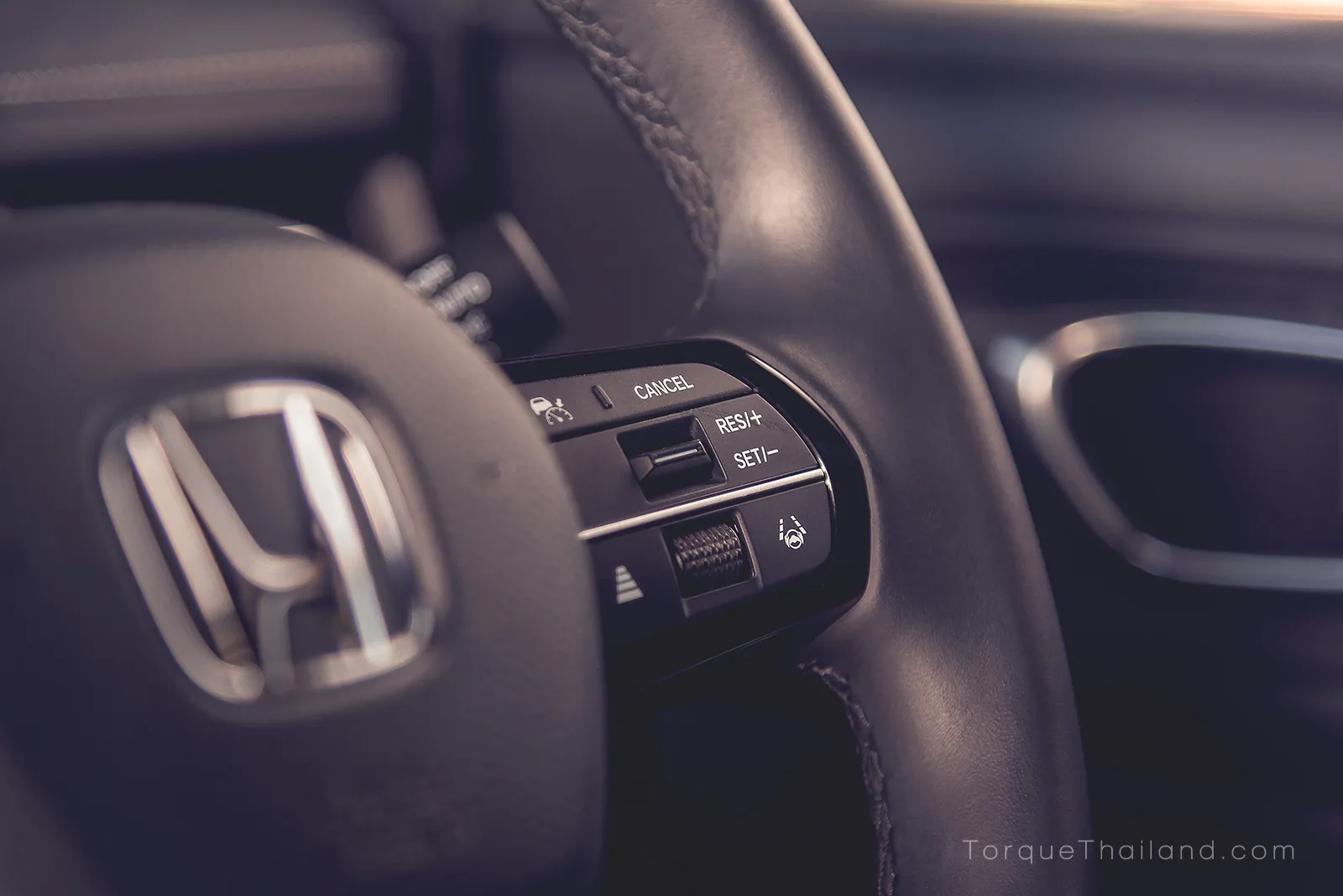 ชุดปุ่มควบคุมระบบ Adaptive Cruise Control (ACC) บนก้านพวงมาลัยฝั่งขวาสำหรับควบคุมระบบรักษาความเร็วอัตโนมัติ