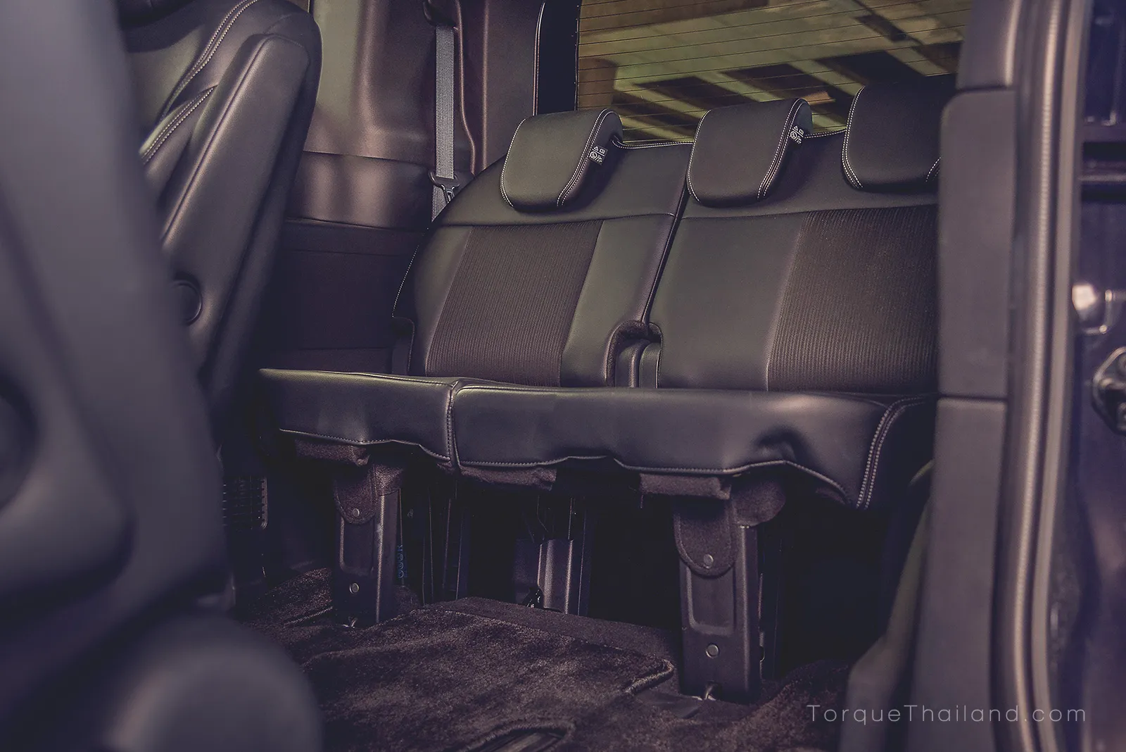 เบาะนั่งแถวที่สามของ Honda Step WGN ที่มีการเพิ่มความหนาของฟองน้ำเบาะรองนั่งและพนักพิงเพื่อให้ผู้นั่งสบายยิ่งขึ้น