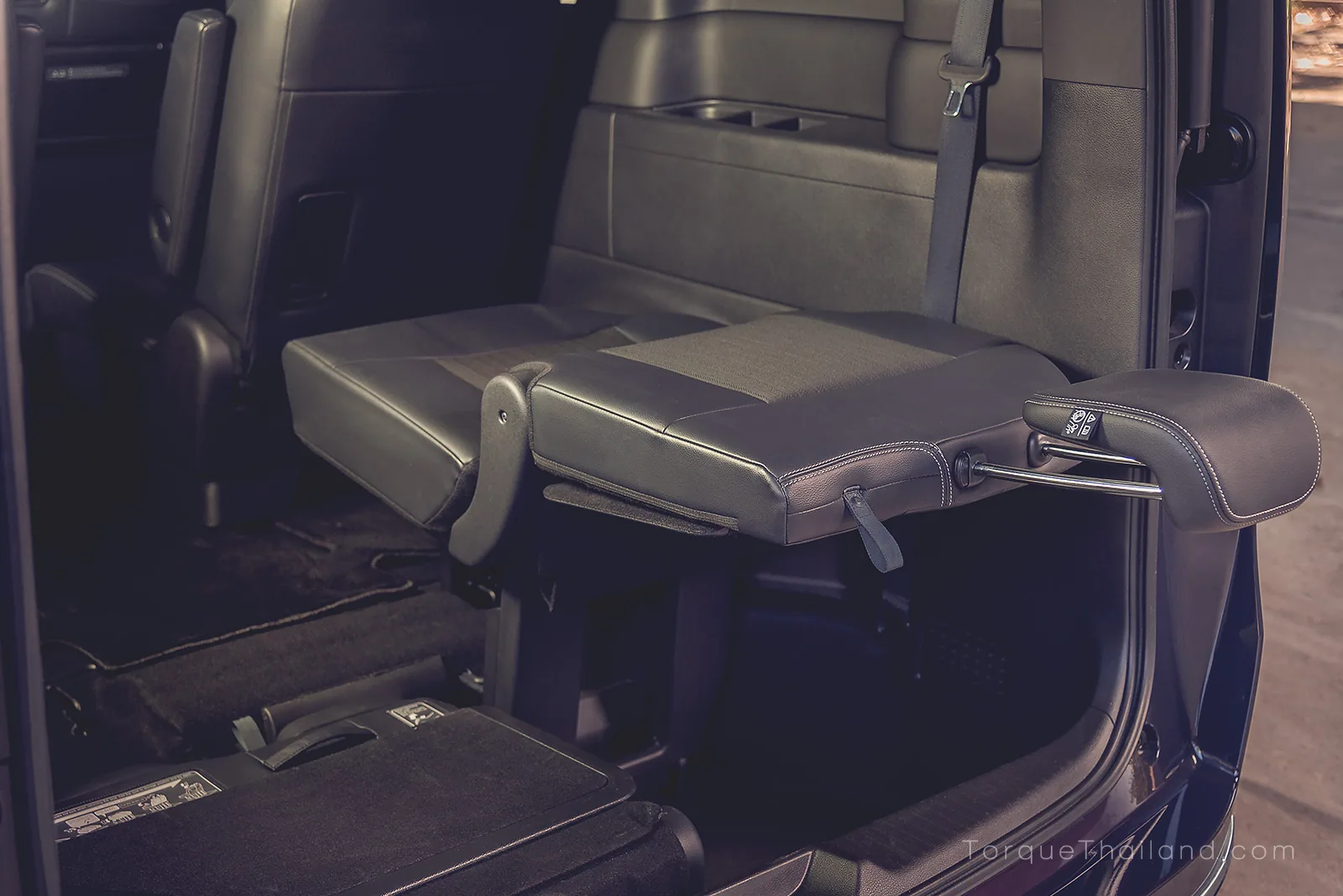 เบาะนั่งแถวที่สามที่ปรับพับพนักพิงลงเพื่อใช้งานเป็นพื้นที่วางของหรือโต๊ะทำงานอเนกประสงค์