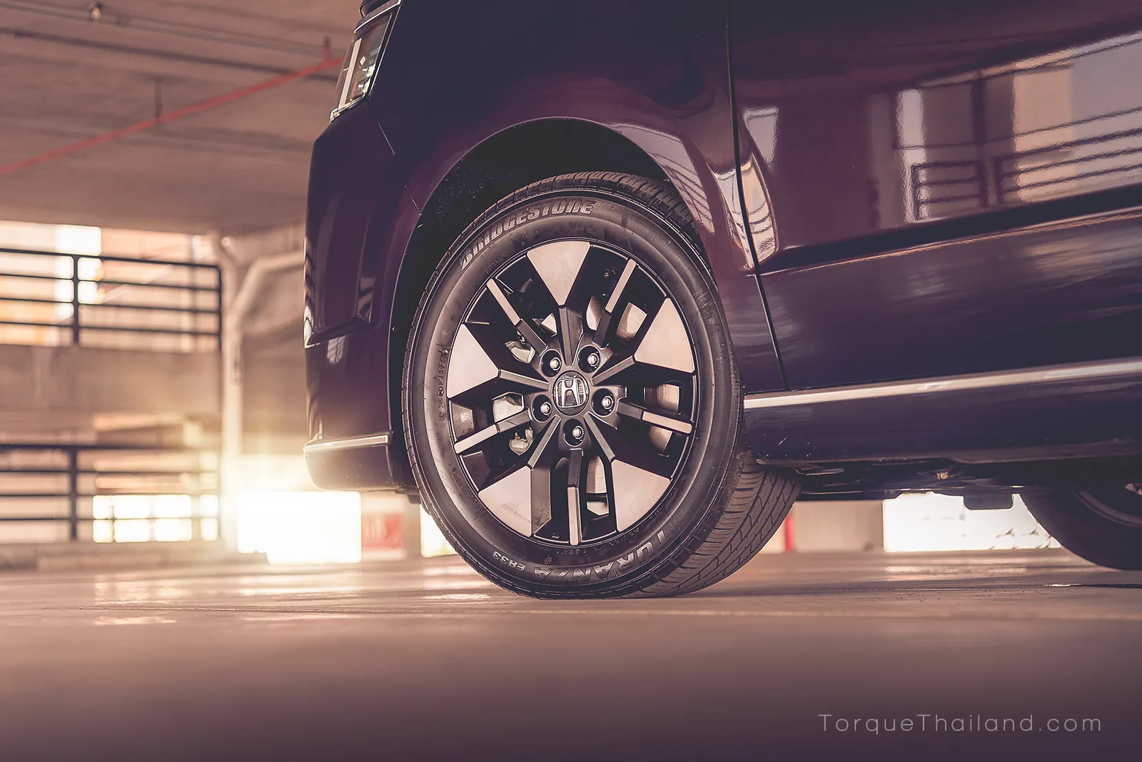 ล้ออัลลอยขนาด 16 นิ้วและยาง 205/60 ของ Honda Step WGN ที่มีการปรับปรุงจุดยึดช่วงล่างด้านหลังให้แข็งแกร่งขึ้นเพื่อลดแรงสั่นสะเทือนสู่พื้นรถ