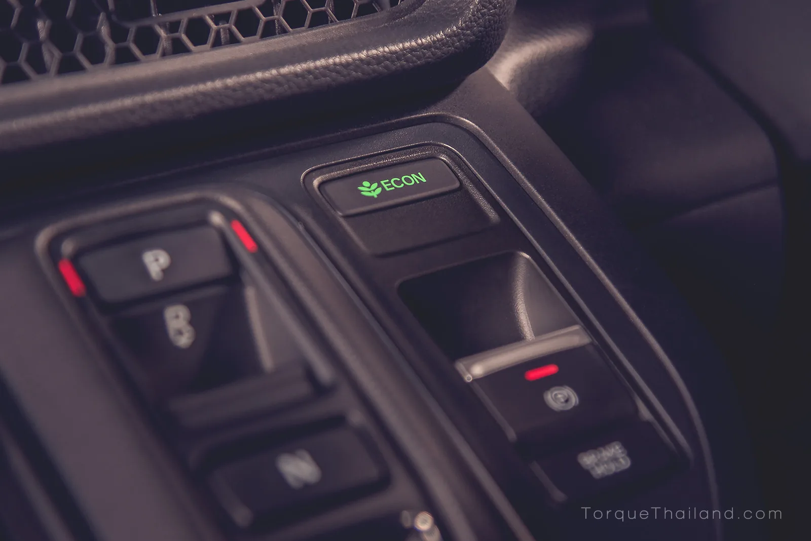 ปุ่ม ECON บนคอนโซลกลางสำหรับเปิดโหมดการขับขี่ที่ช่วยขยายระยะเวลาการทำงานของมอเตอร์ไฟฟ้าเพื่อความประหยัดน้ำมัน