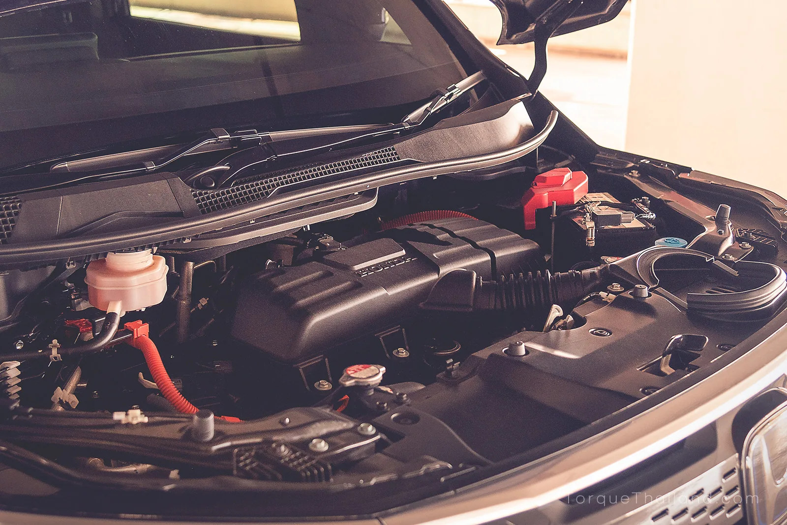 ห้องเครื่องยนต์ของ Honda Step WGN e:HEV Spada ที่เน้นการขับเคลื่อนนุ่มนวลและทำอัตราสิ้นเปลืองเฉลี่ยจากการทดสอบจริงได้ 14.5 กม./ลิตร