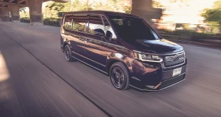 Honda Step WGN e:HEV Spada ขณะขับขี่ในเมืองซึ่งมีรัศมีวงเลี้ยวแคบ 5.4 เมตร ช่วยให้มีความคล่องตัวในการจราจรที่หนาแน่น