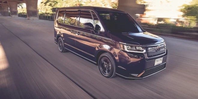 Honda Step WGN e:HEV Spada ขณะขับขี่ในเมืองซึ่งมีรัศมีวงเลี้ยวแคบ 5.4 เมตร ช่วยให้มีความคล่องตัวในการจราจรที่หนาแน่น