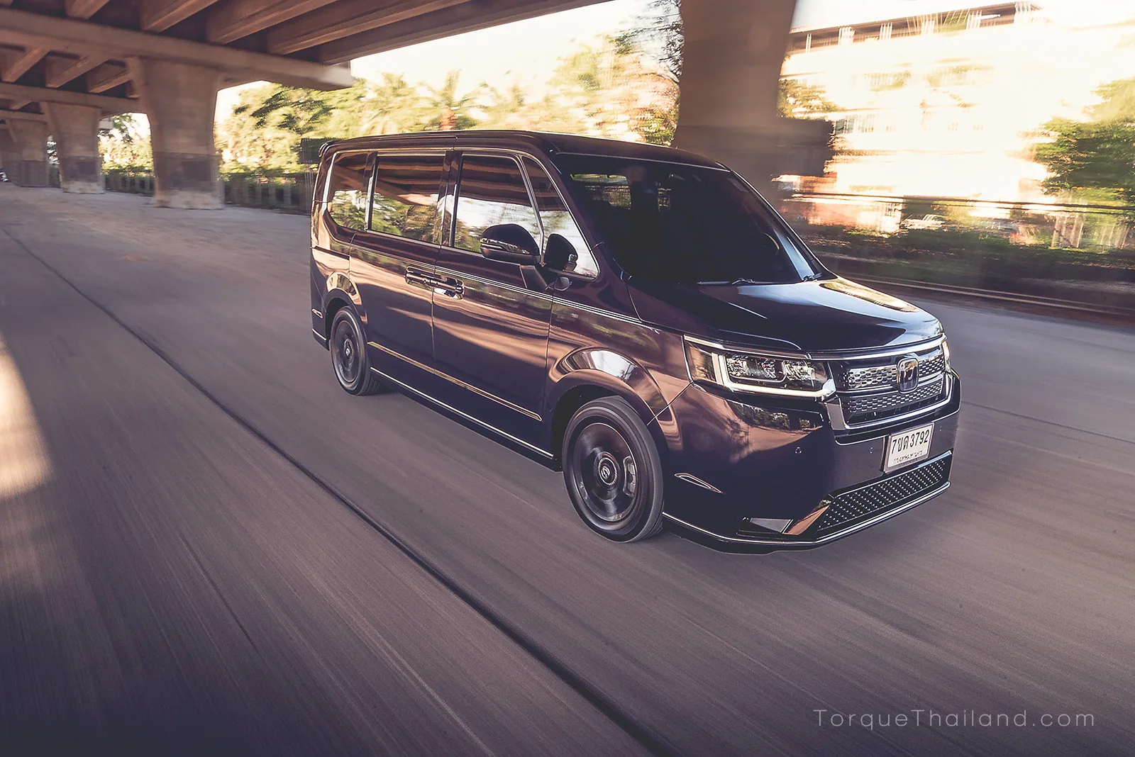 Honda Step WGN e:HEV Spada ขณะขับขี่ในเมืองซึ่งมีรัศมีวงเลี้ยวแคบ 5.4 เมตร ช่วยให้มีความคล่องตัวในการจราจรที่หนาแน่น