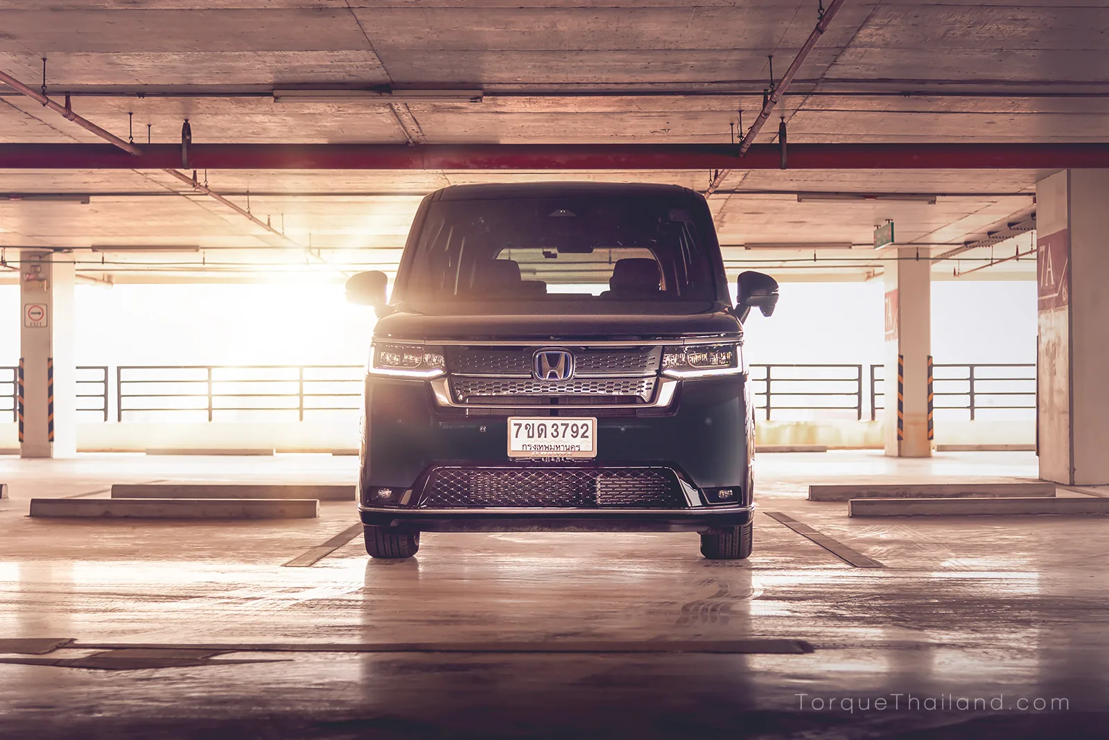 ภาพด้านหน้ารถตรงที่แสดงการออกแบบเสา A และกระจกรอบคันเพื่อลดจุดอับสายตาและช่วยให้มองเห็นส่วนปลายฝากระโปรงรถได้ชัดเจนยิ่งขึ้น