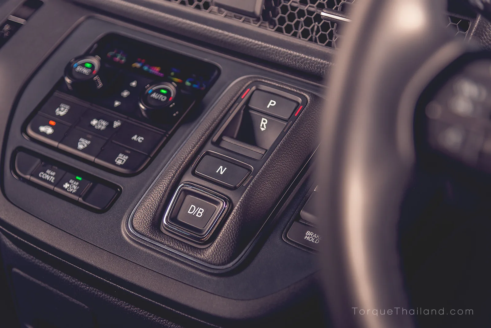 ชุดควบคุมตำแหน่งเกียร์ระบบ e:HEV ที่ใช้เครื่องยนต์ทำหน้าที่ปั่นกระแสไฟฟ้าส่งให้มอเตอร์หรือส่งกำลังไปยังล้อโดยตรงเมื่อใช้ความเร็วสูงคงที่