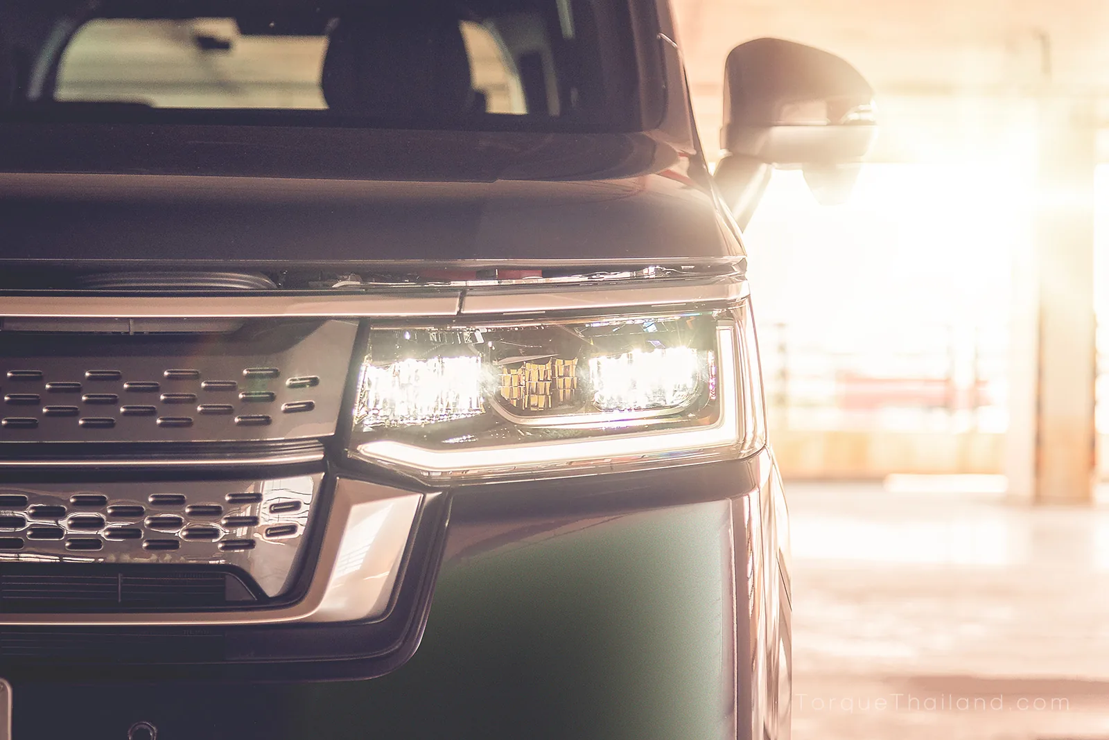 ชุดไฟหน้าแบบ Full LED ด้านขวาขณะเปิดใช้งานซึ่งมาพร้อมระบบปรับไฟสูงอัตโนมัติ
