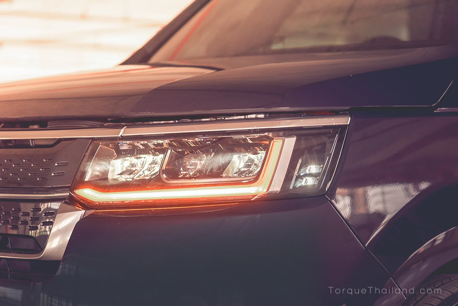 ไฟหน้าด้านซ้ายขณะเปิดไฟเลี้ยวแบบ Sequential ที่ทำงานร่วมกับไฟส่องสว่างด้านข้างเพื่อเพิ่มการมองเห็นขณะเลี้ยว