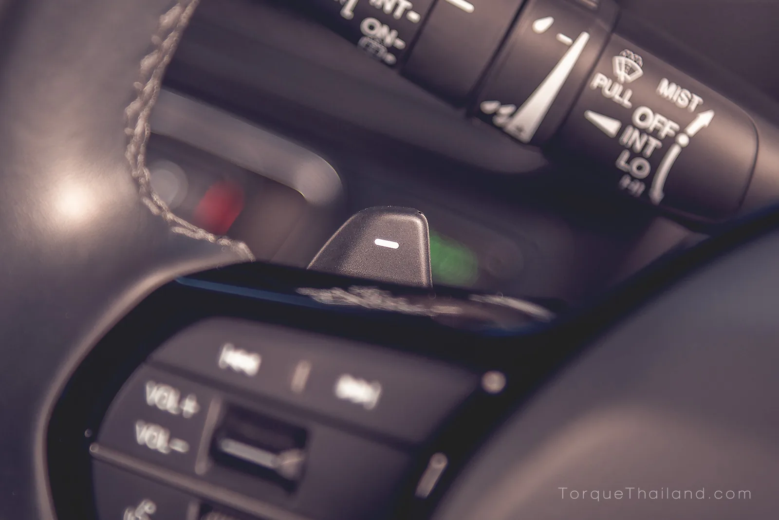 แป้น Paddle บนก้านพวงมาลัยสำหรับปรับระดับการหน่วงความเร็วหรือการรีเจนพลังงานไฟฟ้าของมอเตอร์ขณะขับขี่