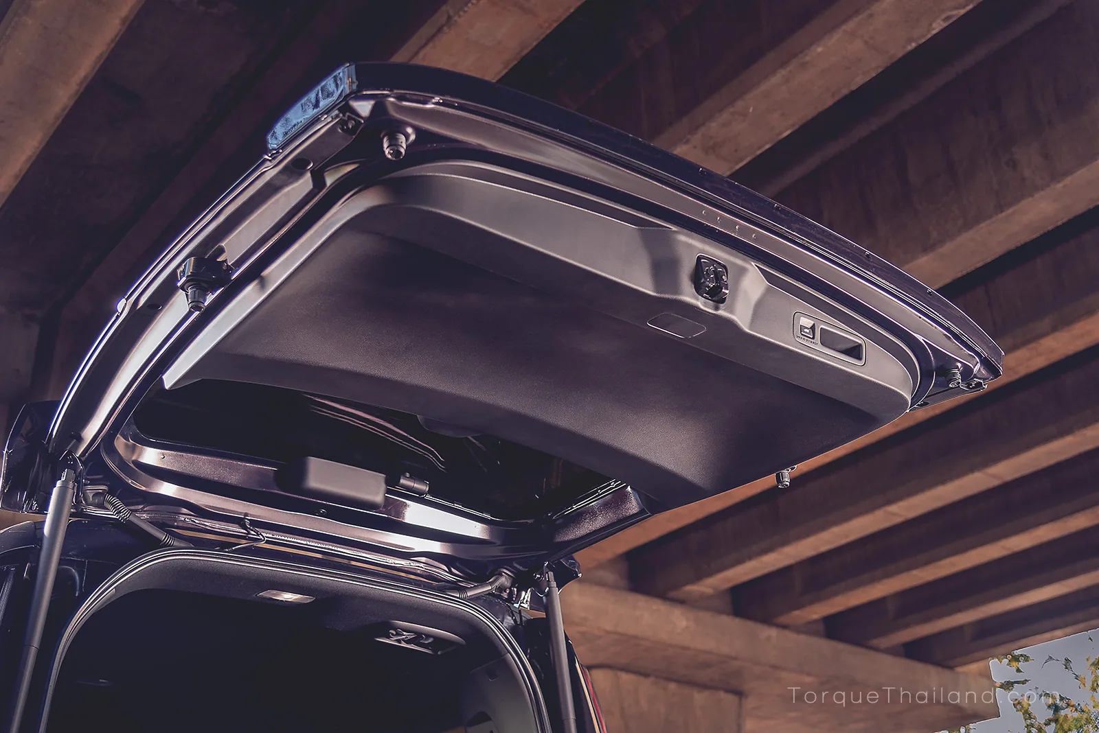 ฝาท้ายแบบชิ้นเดียวของ Honda Step WGN ขณะเปิดสุดซึ่งมีความยาวประมาณ 1.5 เมตร ทำให้ต้องการพื้นที่ด้านหลังรถในการเปิดใช้งาน