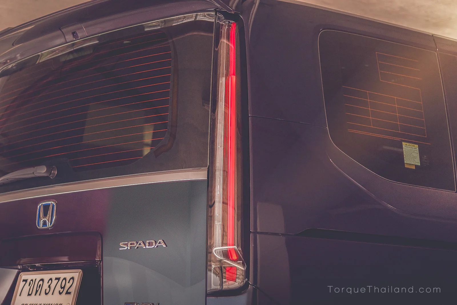 ชุดไฟท้ายแบบ Full LED ดีไซน์แนวตั้งที่เน้นการส่องสว่างชัดเจนในทุกสภาพแสง