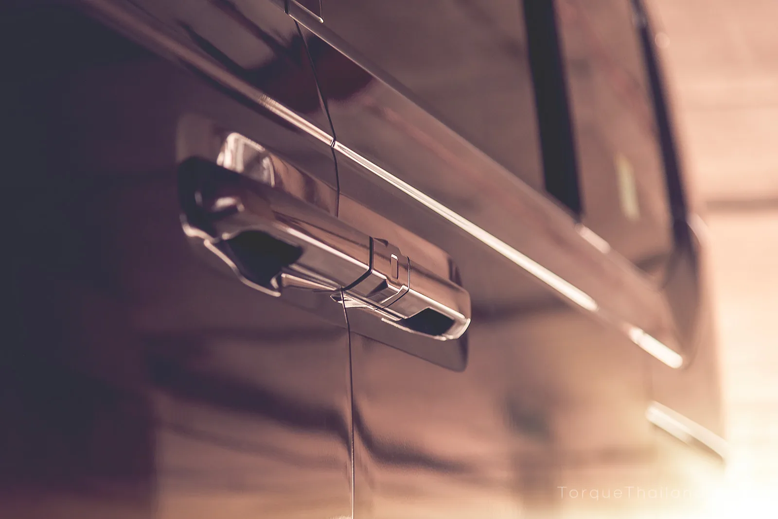 มือจับประตูสไลด์ไฟฟ้าฝั่งซ้ายที่รองรับการเปิดทั้งแบบดึงและแบบสัมผัสที่เซนเซอร์บนก้านมือจับ