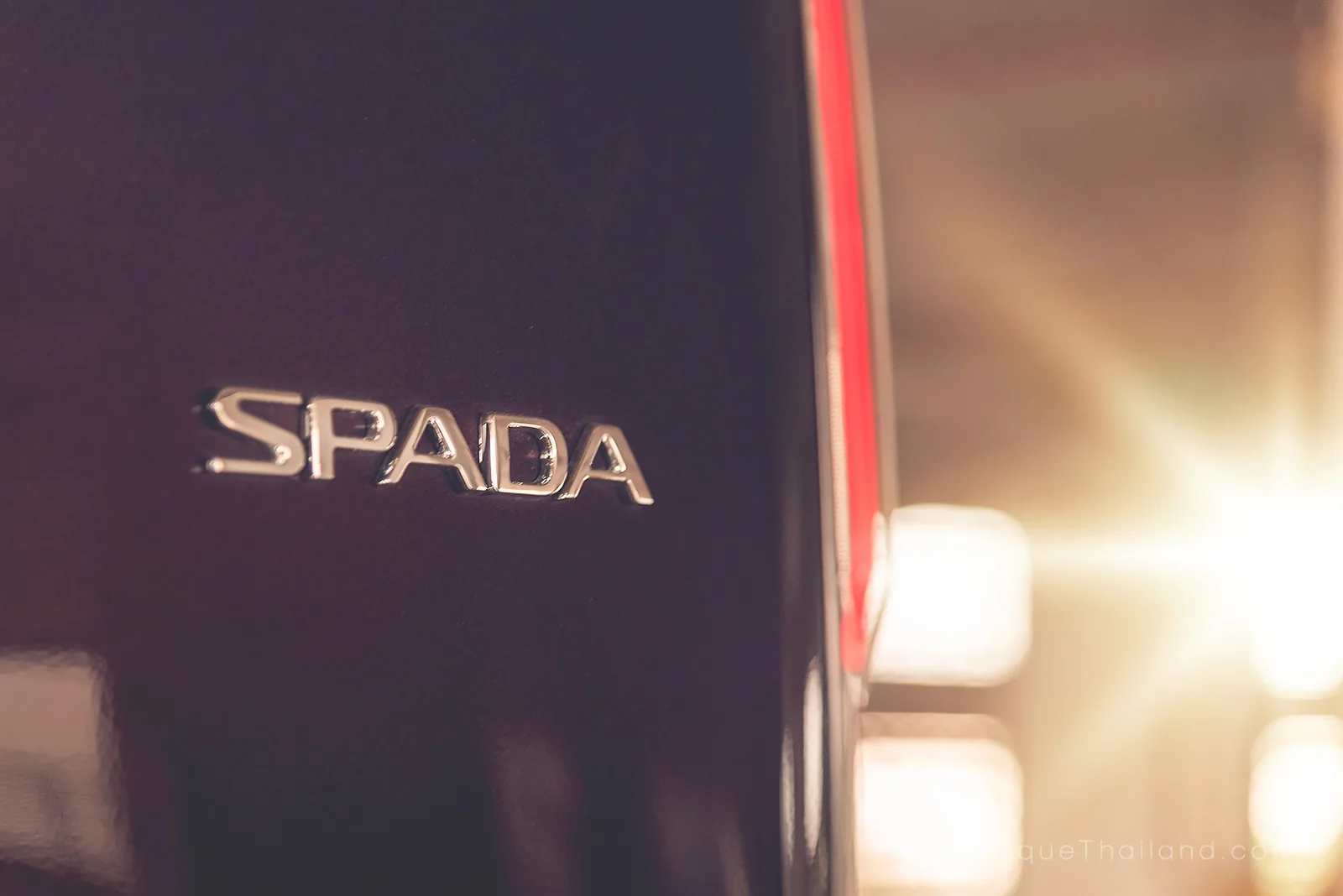 ป้ายตัวอักษร SPADA แสดงเกรดการตกแต่งของรุ่นรถที่นำเข้ามาจำหน่ายในประเทศไทย