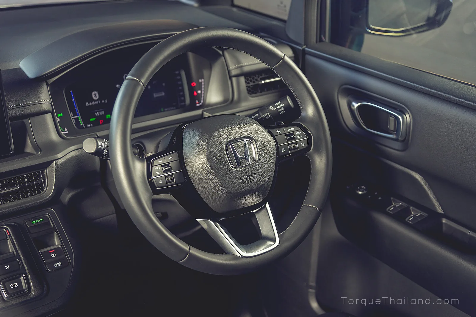 ระบบพวงมาลัยผ่อนแรงด้วยไฟฟ้าที่ปรับน้ำหนักให้เบาในช่วงเริ่มเลี้ยวและเพิ่มน้ำหนักความมั่นคงในช่วงกลางโค้งเพื่อให้ผู้ขับขี่มั่นใจในการควบคุม