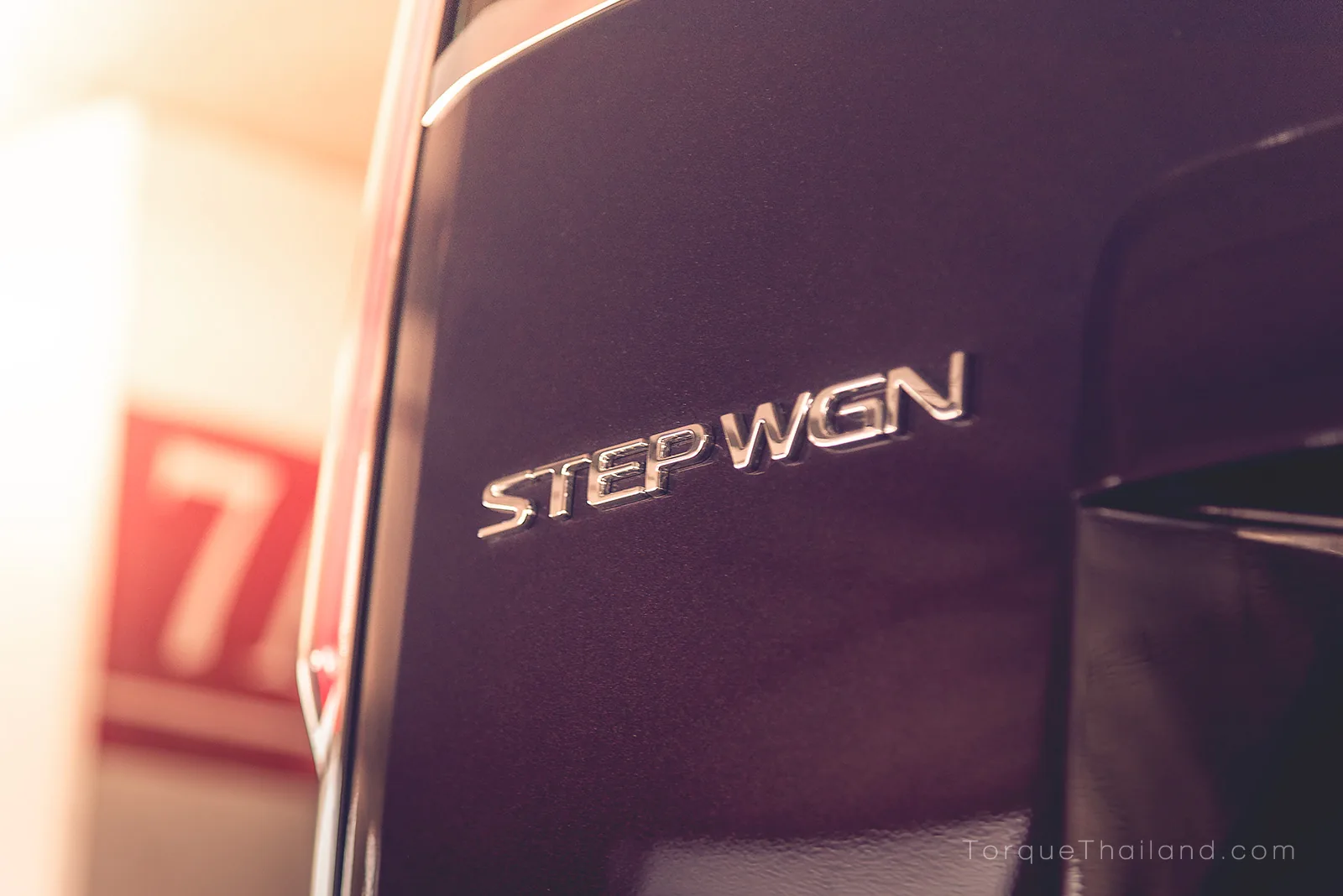 ป้ายตัวอักษร STEP WGN บริเวณท้ายรถซึ่งเป็นชื่อรุ่นเจเนอเรชันที่ 6 ของรถยนต์รุ่นนี้