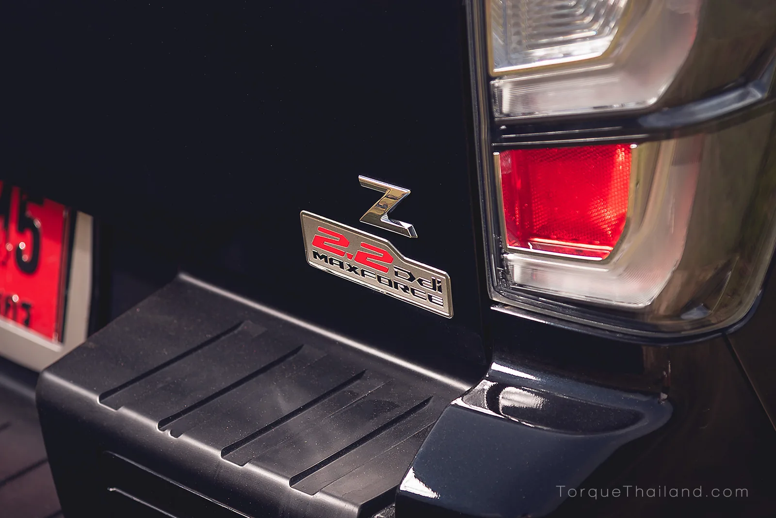 เพลทสัญลักษณ์ Z 2.2Ddi MAXFORCE บนฝาท้ายกระบะ ใช้สำหรับระบุเกรดและรุ่นเครื่องยนต์ของรถ