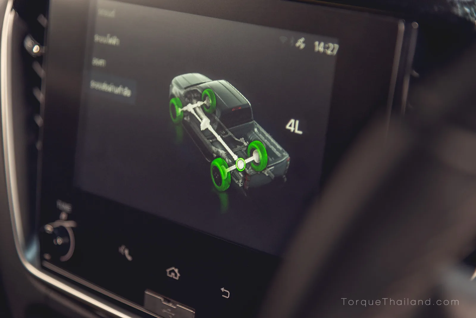 จอแสดงผลส่วนกลางขณะแสดงข้อมูลระบบขับเคลื่อน ทั้งองศาการเอียงของรถ องศาการเลี้ยวล้อหน้า และรูปแบบการส่งกำลัง