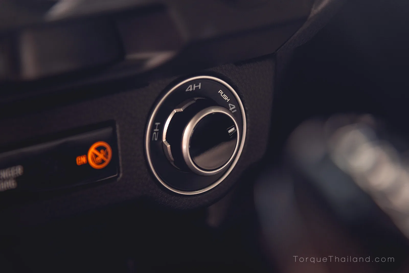 ปุ่มหมุนเลือกโหมดระบบขับเคลื่อนบนคอนโซลกลาง สำหรับปรับเปลี่ยนการทำงานระหว่างระบบ 2H, 4H และ 4L