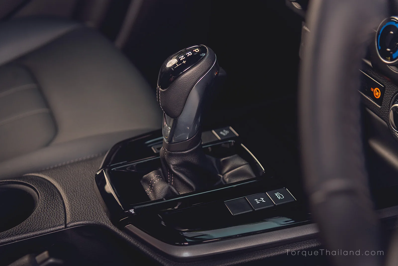 คันเกียร์อัตโนมัติ 8 จังหวะบนคอนโซลกลาง ออกแบบอัตราทดเกียร์เพื่อช่วยเพิ่มการตอบสนองของแรงบิดรอบต่ำได้มากขึ้น 60%