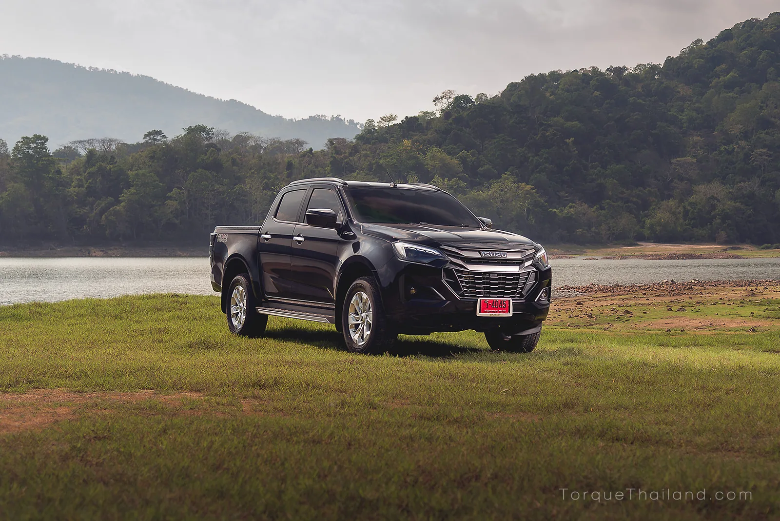 ภาพมุมกว้างหน้าเฉียง Isuzu D-Max V-Cross 2.2 Ddi Z จอดนิ่ง รถขับเคลื่อนสี่ล้อเกียร์อัตโนมัติที่เป็นทางเลือกเพื่อความประหยัดน้ำมันสำหรับการใช้งานออฟโรด