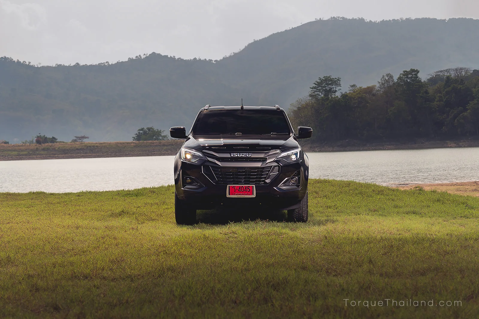 Isuzu D-Max V-Cross 2.2 มุมหน้าตรง แสดงมิติตัวถังยาว 5,280 มม. กว้าง 1,870 มม. และสูง 1,810 มม. พร้อมระยะห่างใต้ท้องรถ 240 มม.