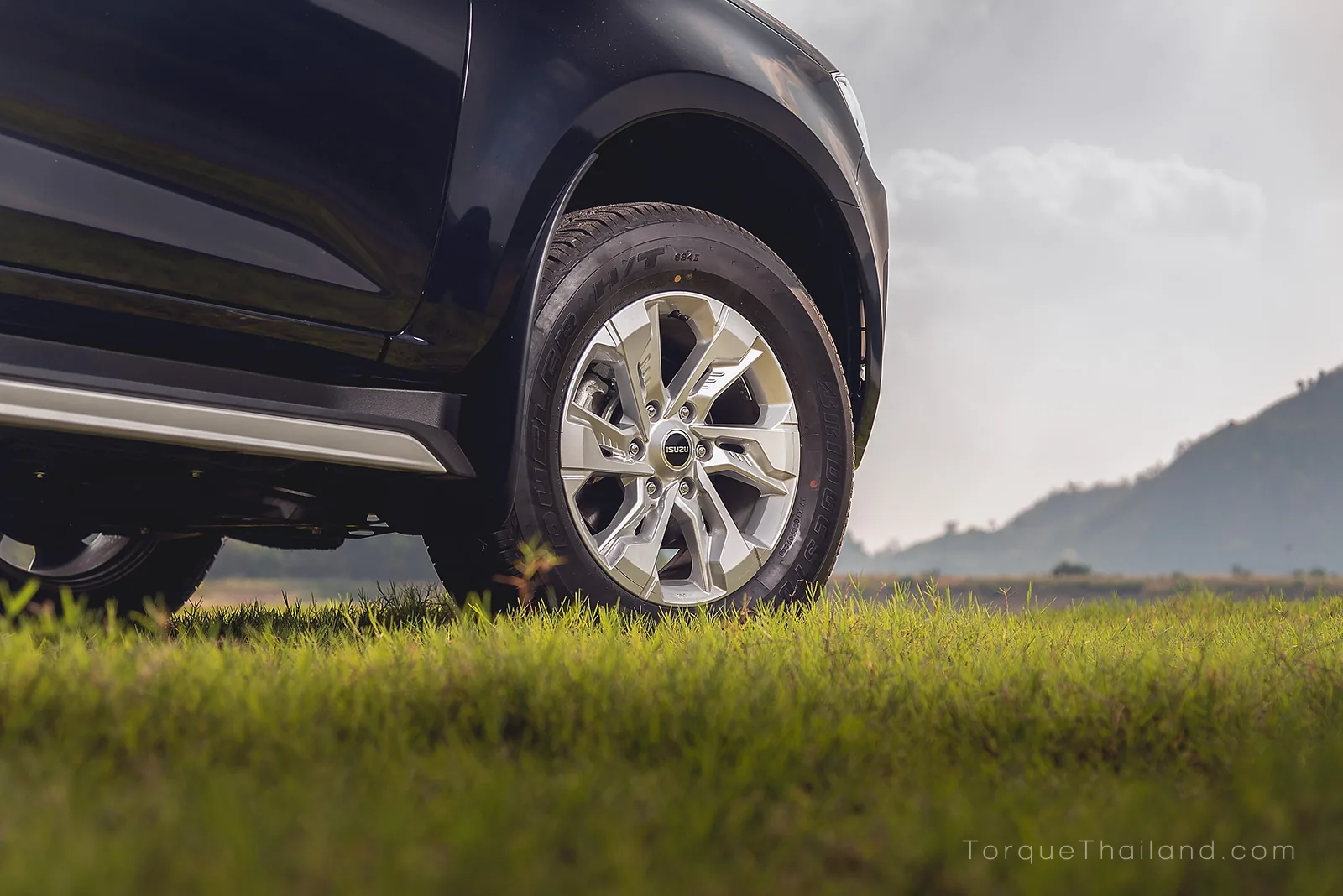 ล้ออัลลอยขนาด 18x7.5 นิ้ว และยางขนาด 265/60 R18 ติดตั้งเป็นอุปกรณ์มาตรฐานทั้งสี่ล้อ