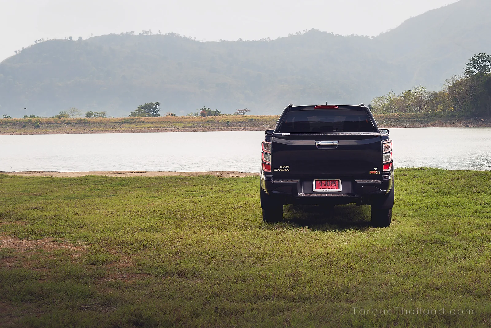 มุมมองท้ายตรงแสดงพื้นที่กระบะบรรทุกที่มีมิติความยาว 1,495 มม. ความกว้าง 1,530 มม. และความสูง 490 มม.