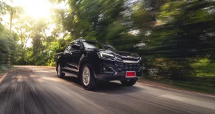 Isuzu V-Cross 2.2 ขณะขับขี่ด้วยความเร็ว แสดงการตอบสนองของอัตราเร่งช่วงเกียร์ 2-3-4 และการปรับเซ็ตช่วงล่างที่เน้นความนุ่มนวล